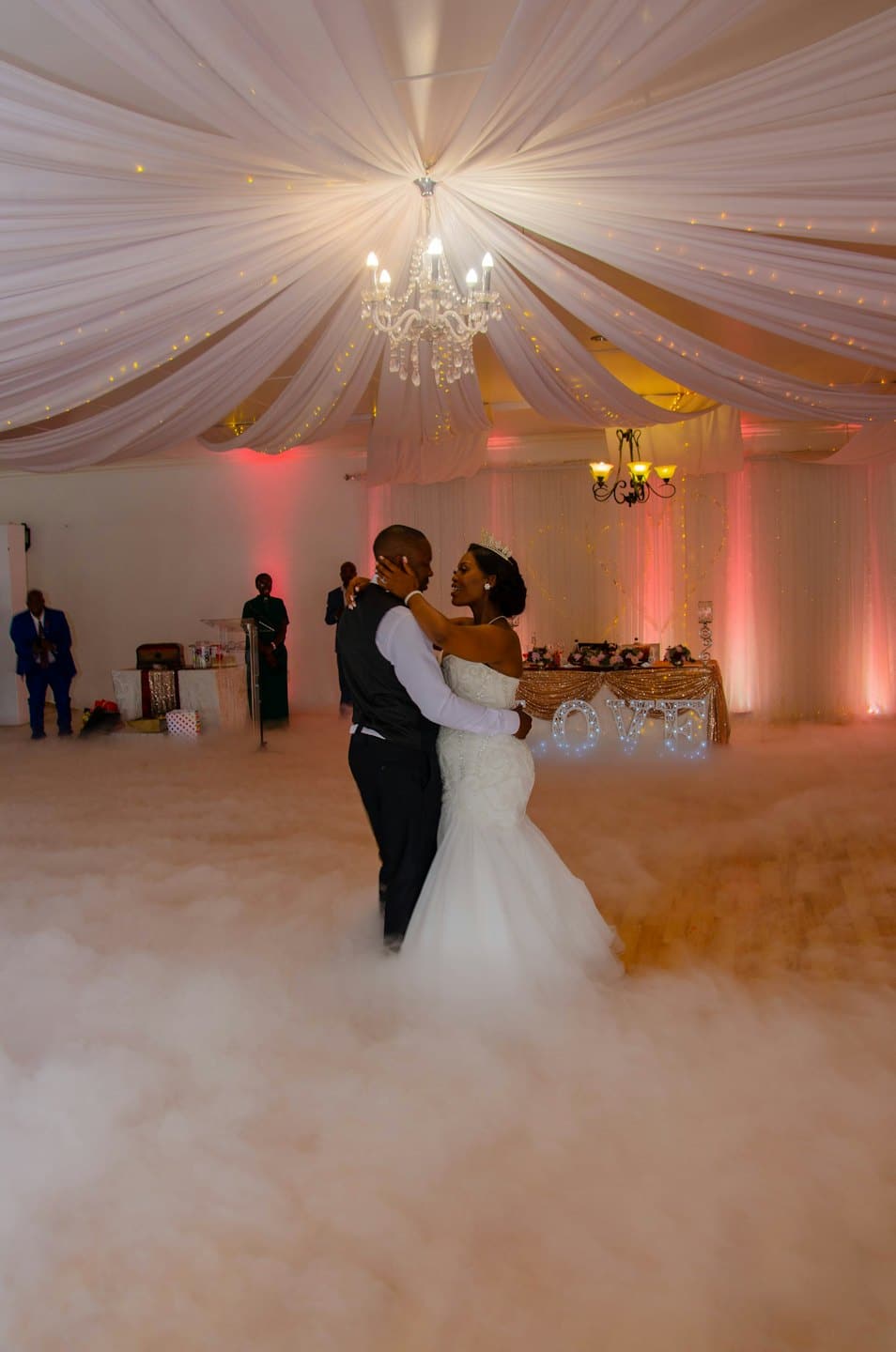 Gli sposi danzano il loro primo ballo in una nuvola di fumo alla festa nuziale.