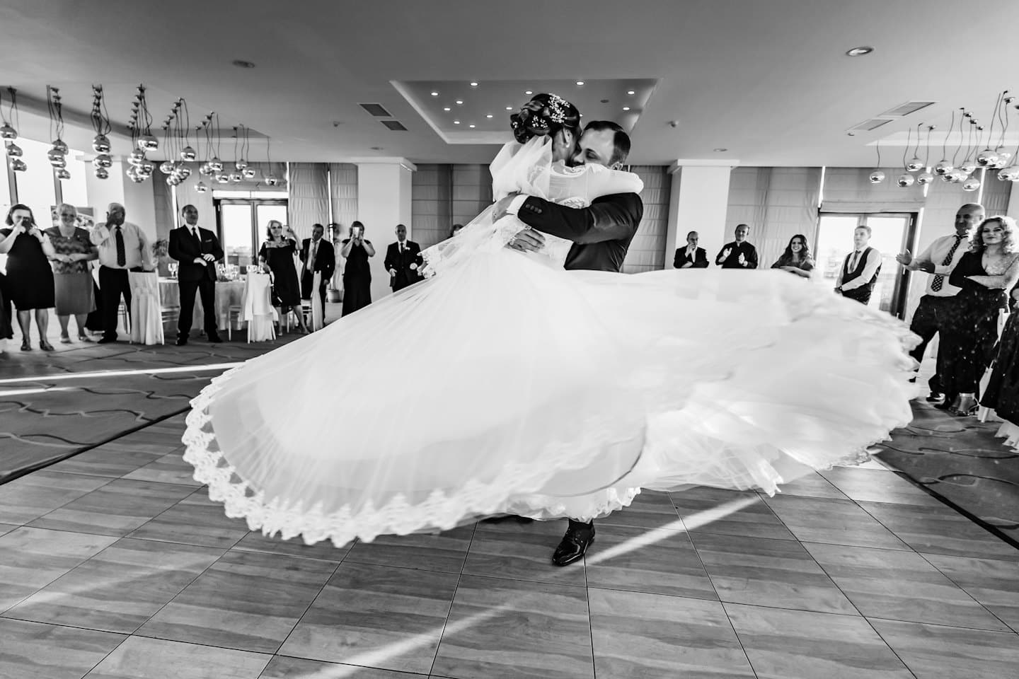 Gli sposi ballano insieme al ricevimento del loro matrimonio.